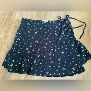 ☘️Urban Outfitters floral wrap tie mini skirt, size medium